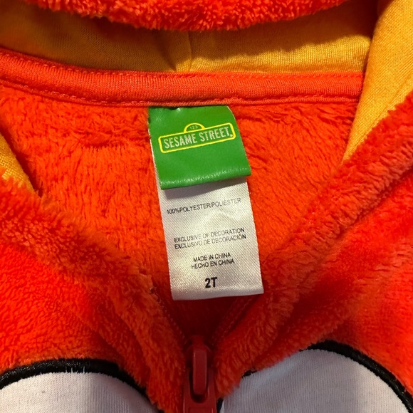 Size 2T Sesame Street Lot - Long sleeve Elmo full zip hoodie and two T-shirts - Picture 9 of 9